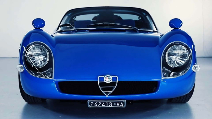Alfa Romeo présente la nouvelle 33 Stradale avec un bleu royal