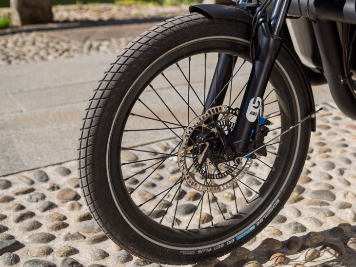 ce vélo électrique est le premier de son genre à intégrer un freinage abs ultra-performant