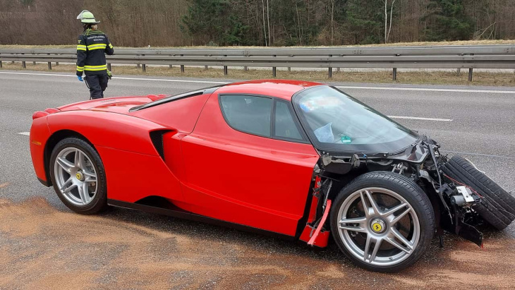 Une Ferrari Enzo accidentée sur l'autoroute près de Munich