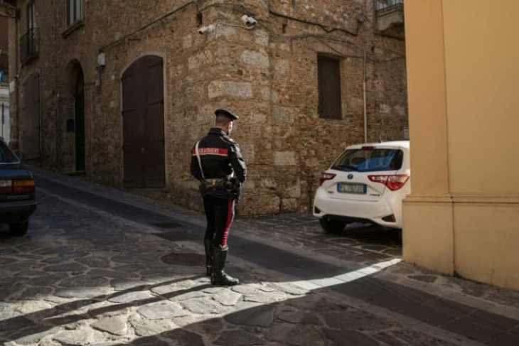 italie: une femme de 103 ans surprise au volant en pleine nuit sans permis et sans assurance