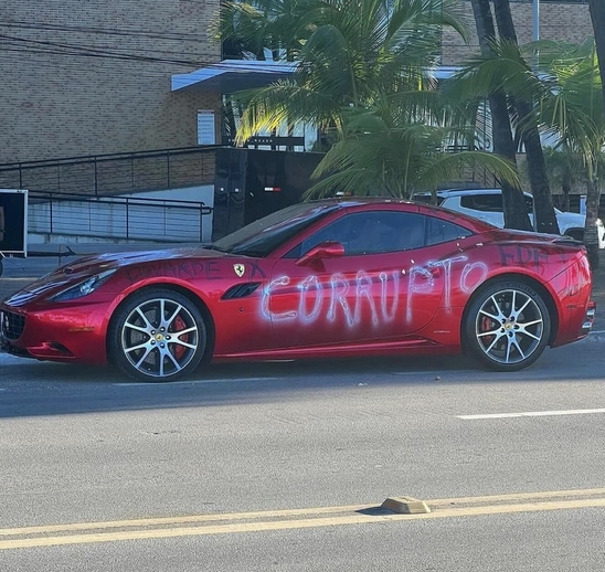 Il vandalise sa propre Ferrari pour une bonne raison