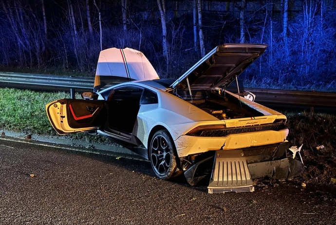 Fuir la police en Lamborghini, la crasher puis poursuivre à pied n'était pas la meilleure solution
