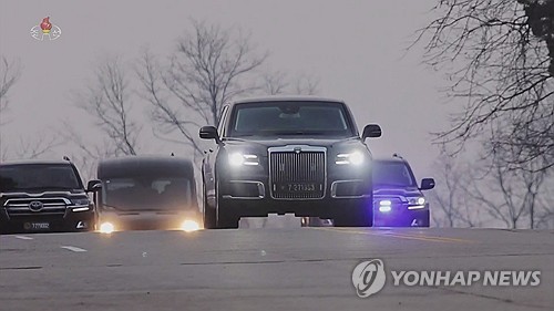 kcna : kim jong-un utilise la voiture offerte par poutine pour un événement public