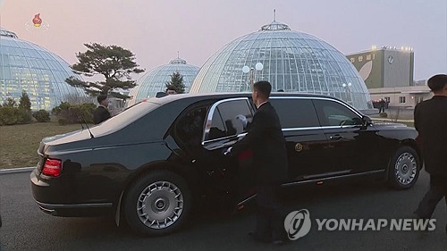kcna : kim jong-un utilise la voiture offerte par poutine pour un événement public