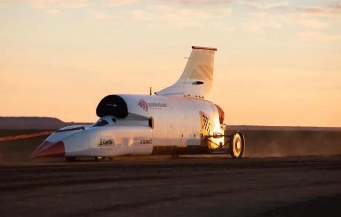 Une voiture ? Pas vraiment. Un avion ? Pas tout à fait : c'est le Bloodhound qui espère battre le record du monde de vitesse sur terre.