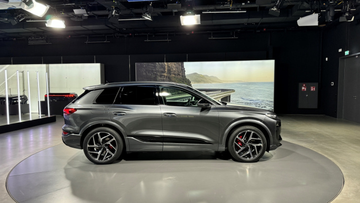VIDEO – A bord de l’Audi Q6 e-tron (2024) : batterie, chronos, techno, ce qu’il faut retenir
