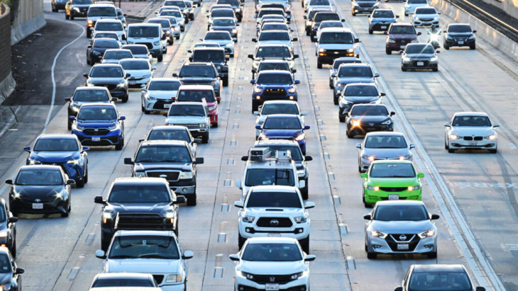 les états-unis durcissent les normes d'émissions des voitures pour stimuler l'électrique