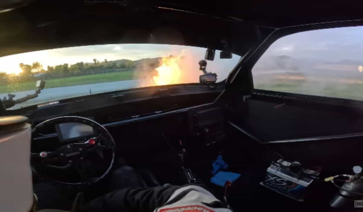 Chevrolet Silverado prend feu après une course électrisante contre une Audi R8