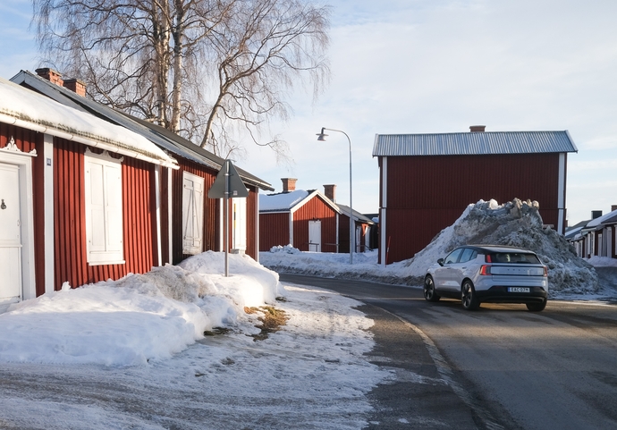 Même les plus petites routes suédoises sont bien déneigées.