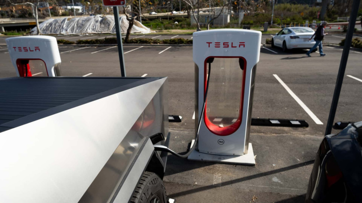 Cybertruck Tesla démonté : il montre une installation de charnière de porte bâclée