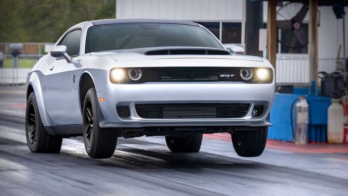 Les voitures les plus rapides du monde - avec son 0/100 km/h en 1,66s, le dinosaure Dodge Challenger vous salue bien