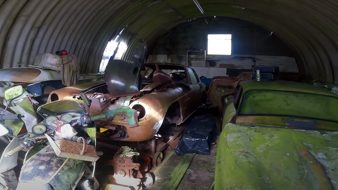 Une rarissime Maserati Mistral abandonnée dans un hangar