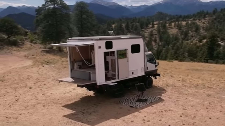 Ce camping-car Mitsubishi Fuso est une petite maison à quatre roues motrices