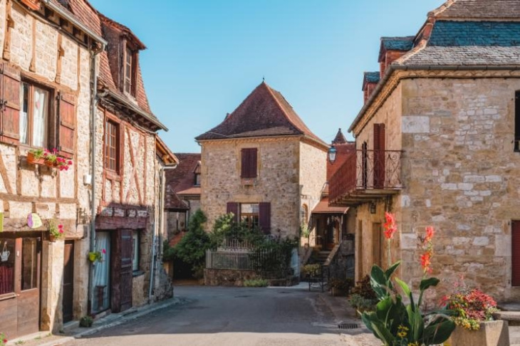 surnommé « le petit versailles », ce charmant village médiéval est l’un des plus beaux de france