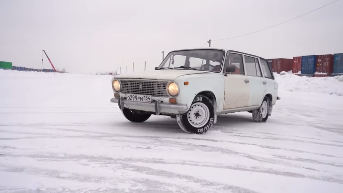 Un garage russe retente l'idée du pneu plein sur une voiture