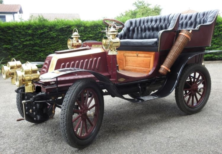 il roule avec une voiture de 1903 qu’il a lui-même restaurée : « je ne dépasse pas les 30 km/h ! »