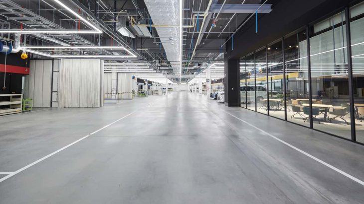 l'intérieur du nouveau centre de r&d de toyota imite la voie des stands du nürburgring