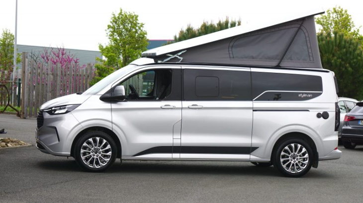 android, nouveau stylevan bélize sur ford custom : un van à toit levable chic et confort pour quatre personnes avec wc fixes