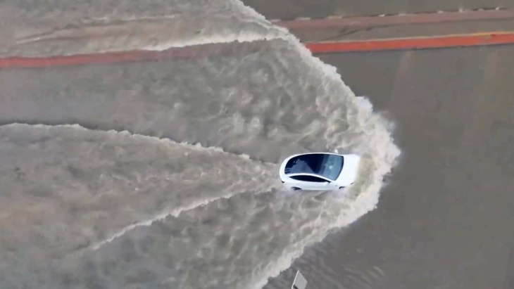 Regardez une Tesla Model 3 et une Porsche Taycan rouler dans les rues inondées de Dubaï