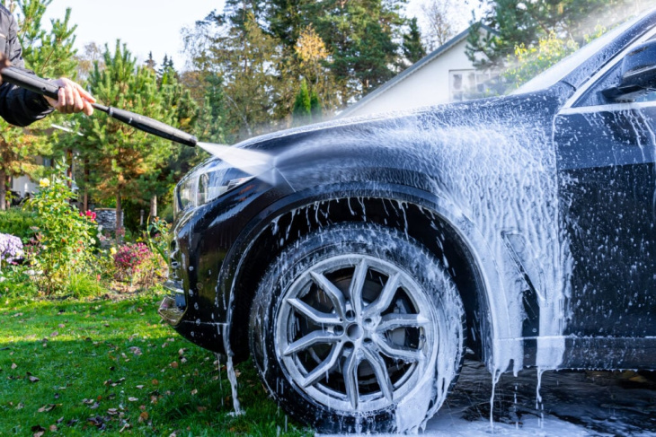 laver votre voiture devant chez vous est interdit par la loi et pourrait vous coûter très cher