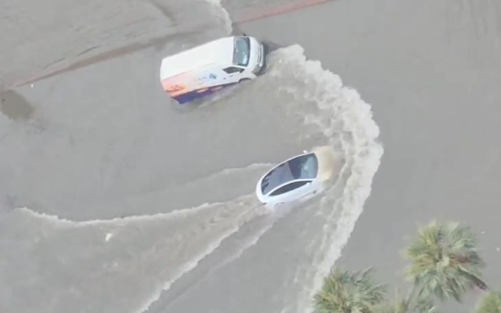 Tesla Model 3 : ces conducteurs bravent les inondations en roulant submergés par les eaux