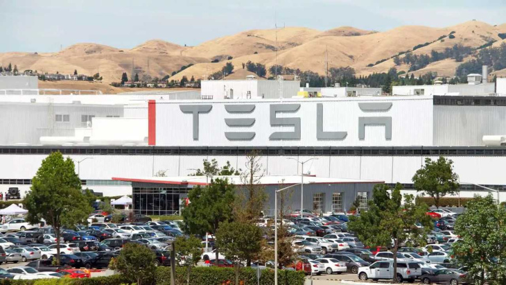 Le plus haut responsable de l'ingénierie de Tesla quitte l'entreprise alors que 10 % des effectifs sont supprimés