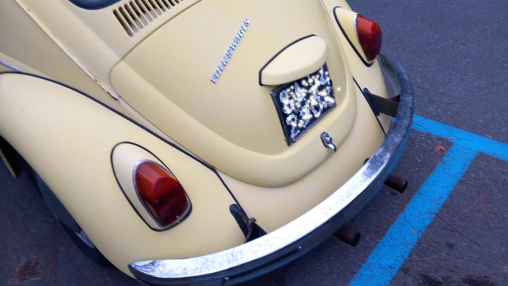 une voiture qui a marqué une époque : les photos du sympathique modèle jaune