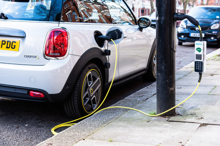 ce lampadaire peut recharger votre voiture électrique de manière ultra-pratique