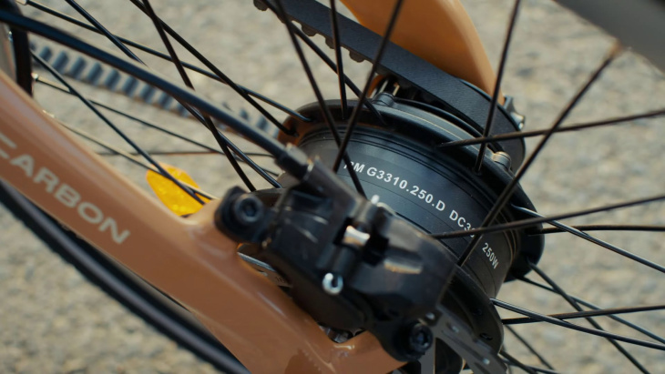 ce vélo pliant électrique impressionne par son poids grâce au carbone