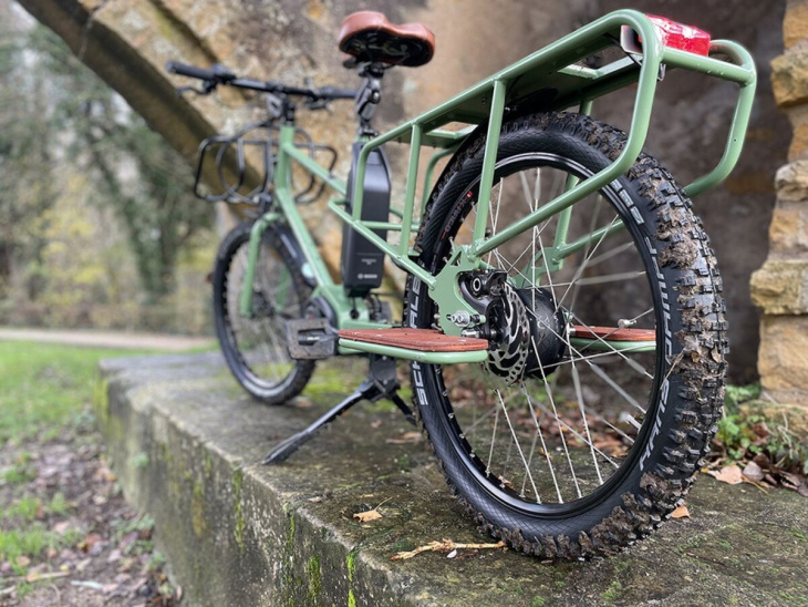 un vélo cargo électrique pas comme les autres : un cadre français et des capacités tout-terrain pour le robert bikes zed