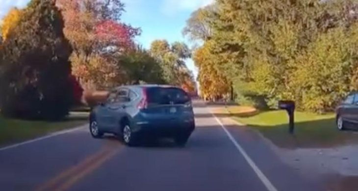 video - le suv décide de faire demi-tour au milieu de la chaussée, il cause un accident stupide