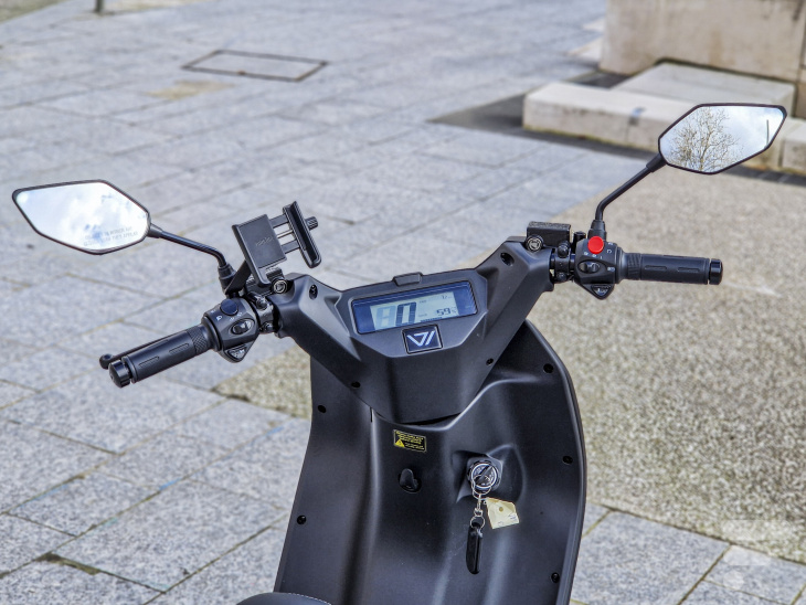 essai du vmoto citi : un scooter électrique urbain ultra agile et maniable