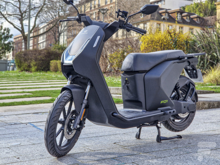 essai du vmoto citi : un scooter électrique urbain ultra agile et maniable