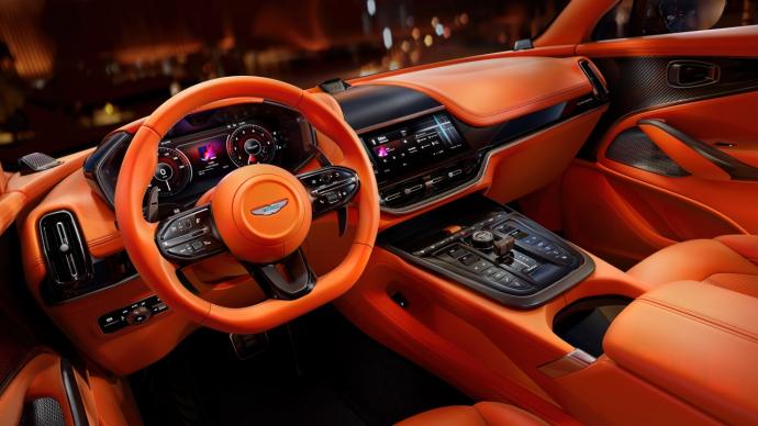Aston Martin DBX707 restylé : il vous plaît en orange pétant ?