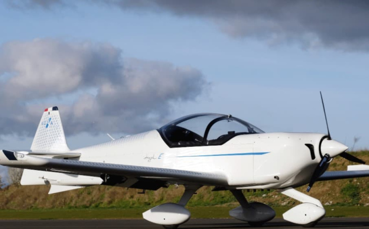 l'avion biplace électrique du toulousain aura aéro reçoit son autorisation de voler