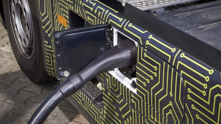 mercedes introduit la recharge ultra-rapide d’une puissance de 1 mégawatt pour ses camions électriques