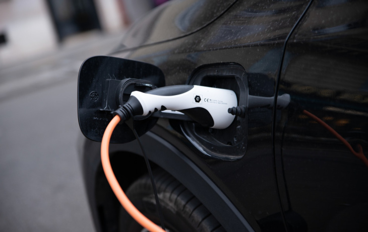 voitures électriques : une voiture neuve sur cinq dans le monde est désormais électrique, selon l'aie