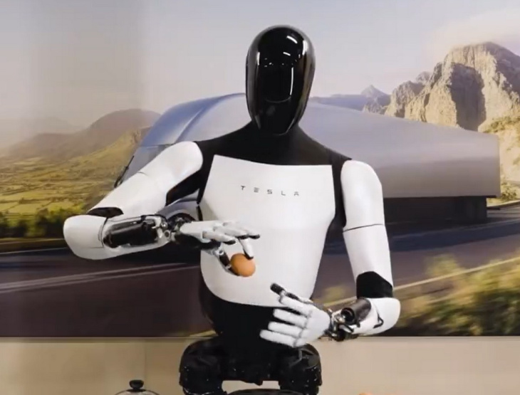 tesla : pour elon musk, le robot humanoïde optimus pourrait être commercialisé fin 2025