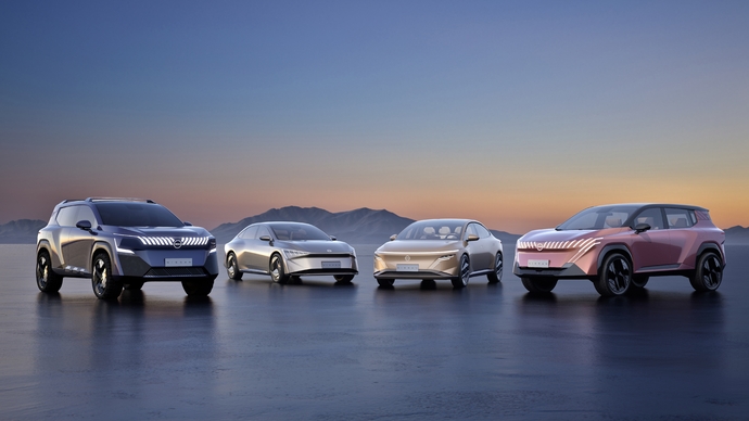 Les quatre concept-cars électriques dévoilés par Nissan à Pékin.