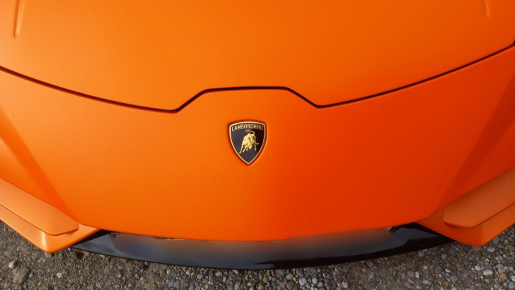 les photos de la lamborghini huracán, un vrai bolide orange