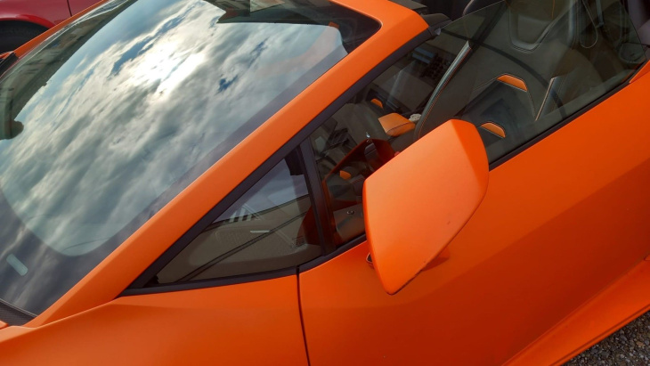 les photos de la lamborghini huracán, un vrai bolide orange