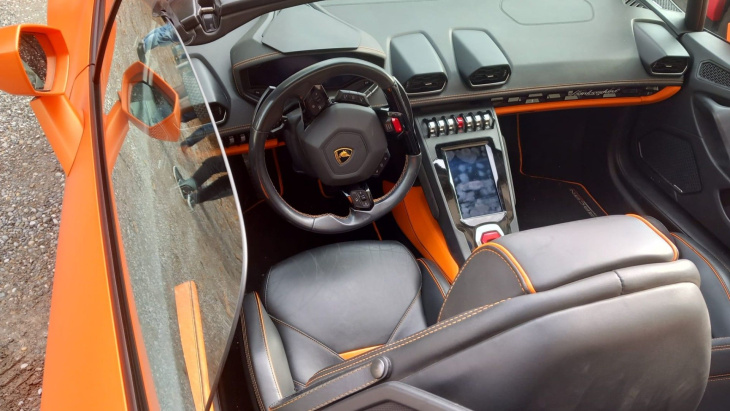 les photos de la lamborghini huracán, un vrai bolide orange