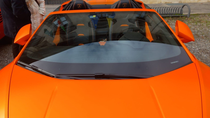 les photos de la lamborghini huracán, un vrai bolide orange