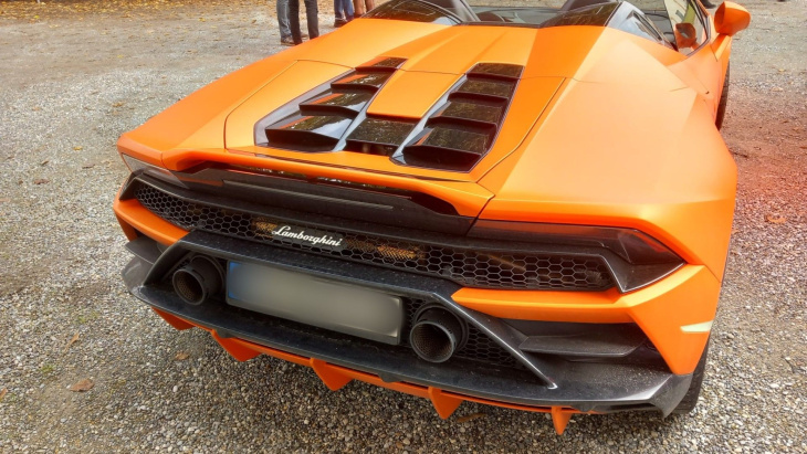 les photos de la lamborghini huracán, un vrai bolide orange