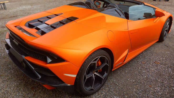 les photos de la lamborghini huracán, un vrai bolide orange