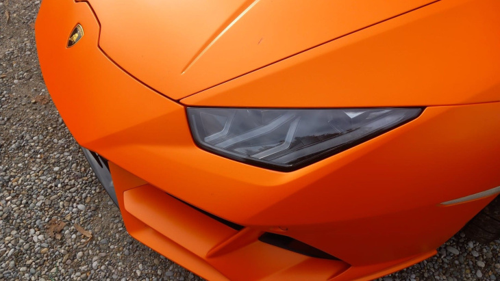 les photos de la lamborghini huracán, un vrai bolide orange