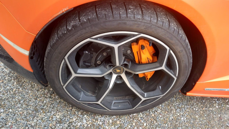 les photos de la lamborghini huracán, un vrai bolide orange