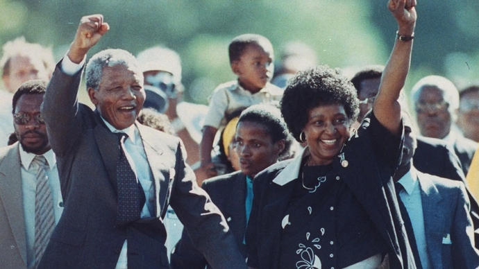 11 février 1990, peu après 15 heures. Les premiers pas de Nelson Mandela après 27 ans d’enfermement, aux côtés de son épouse Winnie - Crédit DR