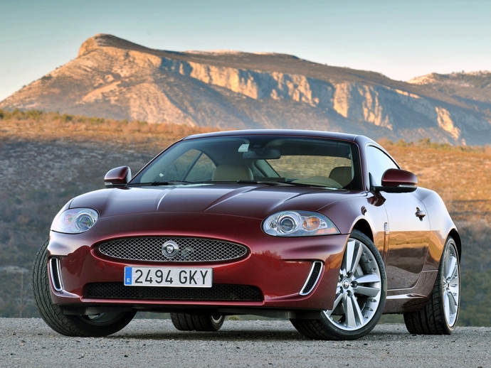 Une bien belle auto que la Jaguar XKR, ici en 2009, même si ses projecteurs ne font pas l'unanimité.