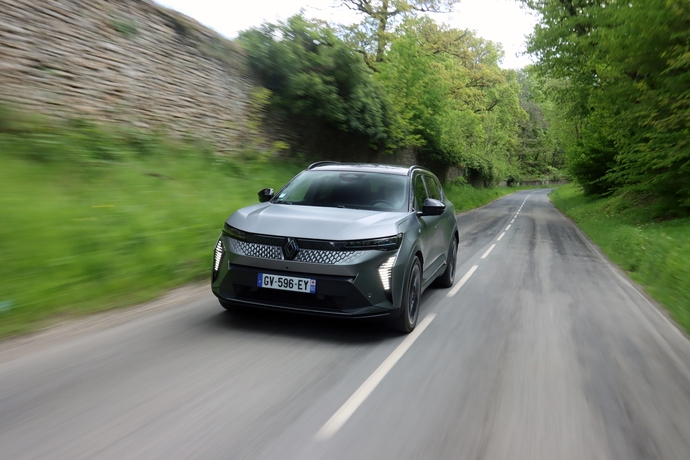 Renault Scénic e-Tech électrique (2024) VS Peugeot e-3008 (2024) : quel SUV électrique français acheter ? (Comparatif vidéo)